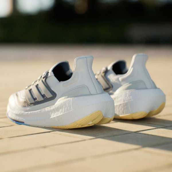 Кроссовки для бега женские Adidas Ultraboost Light